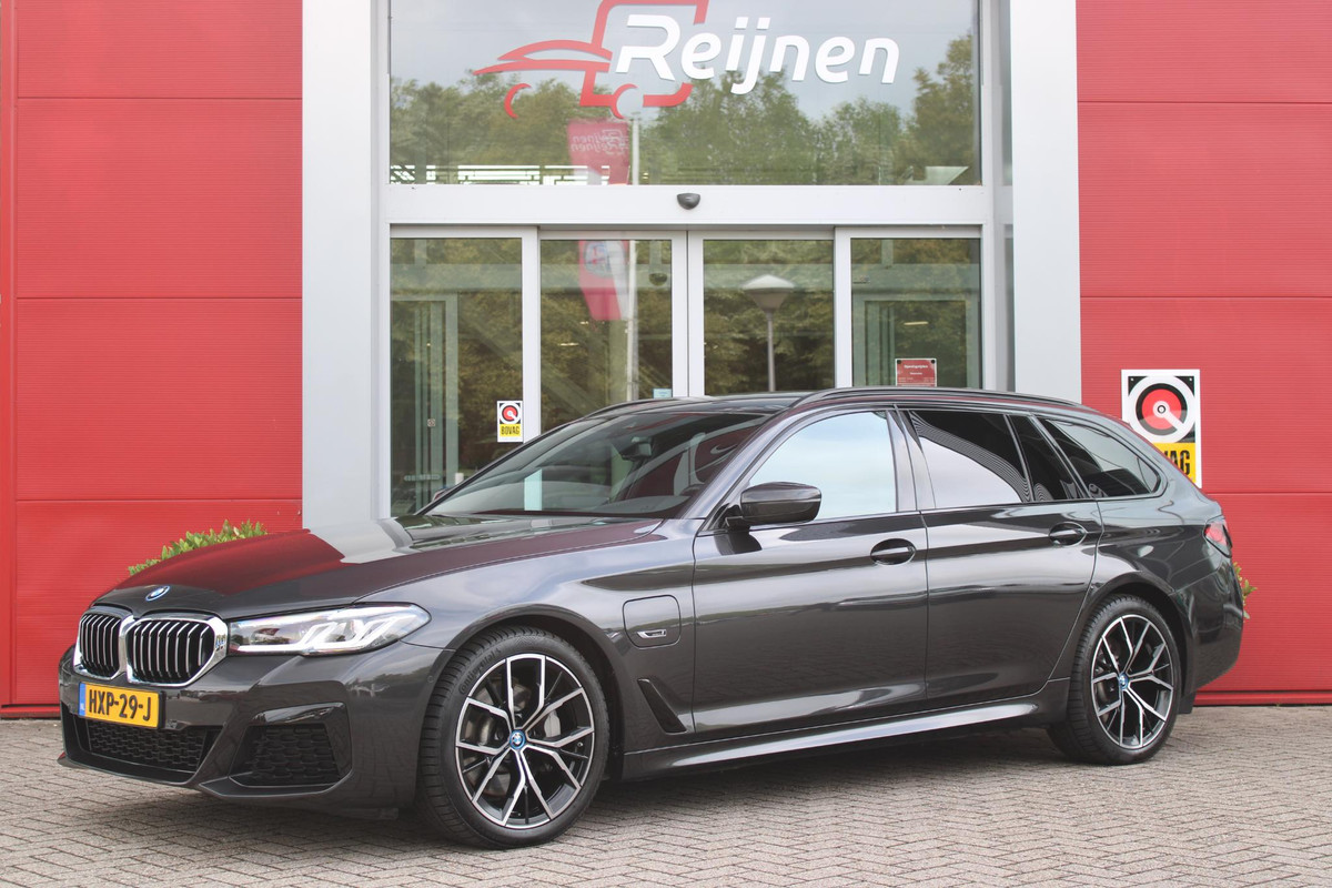 BMW 5 Serie Touring 530e xDrive 293PK HIGH EXECUTIVE M SPORT | DYNAMISCHE DEMPING | COMFORT ACCESS | WARMTEWEREND GLAS | ADAPTIEVE LED KOPLAMPEN | PARKEERSENSOREN VOOR EN ACHTER | ACHTERUITRIJ CAMERA | DRAADLOZE TELEFOONLADER | DRAADLOZE APPLE CARPLAY/ANDROID AUTO | NAVIGATIE BMW LIVE PROFESSIONAL | VOORSTOELEN DEELS ELEKTRISCH VERSTELBAAR | STOELVERWARMING | AMBIENTE VERLICHTING | DAB+ RADIO | M-HIGH GLOSS SHADOW LINE | ELEKTRISCH BEDIENBARE ACHTERKLEP | BMW 5 Serie Touring 530e xDrive 293PK HIGH EXECUTIVE M SPORT | DYNAMISCHE DEMPING | COMFORT ACCESS | WARMTEWEREND GLAS | ADAPTIEVE LED KOPLAMPEN | PARKEERSENSOREN VOOR EN ACHTER | ACHTERUITRIJ CAMERA | DRAADLOZE TELEFOONLADER | DRAADLOZE APPLE CARPLAY/ANDROID AUTO | NAVIGATIE BMW LIVE PROFESSIONAL | VOORSTOELEN DEELS ELEKTRISCH VERSTELBAAR | STOELVERWARMING | AMBIENTE VERLICHTING | DAB+ RADIO | M-HIGH GLOSS SHADOW LINE | ELEKTRISCH BEDIENBARE ACHTERKLEP |