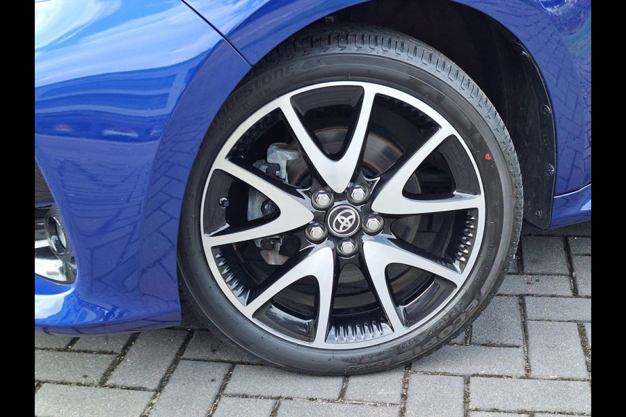 Toyota Yaris 1.5 Hybrid Style Bi-Tone | 17 inch, Stoelverwarming, Half Leer, Keyless, Privcay Glass, Apple CarPlay/Android auto