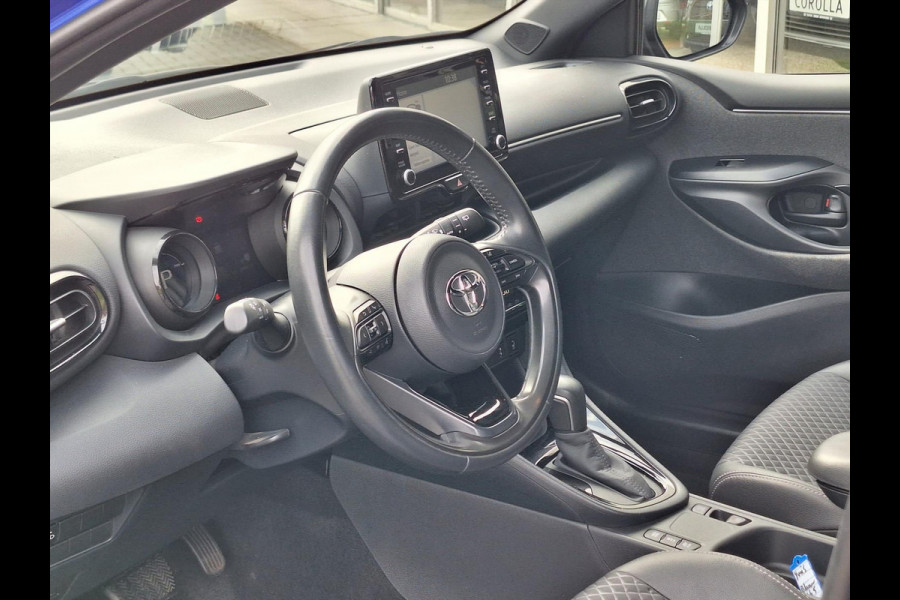 Toyota Yaris 1.5 Hybrid Style Bi-Tone | 17 inch, Stoelverwarming, Half Leer, Keyless, Privcay Glass, Apple CarPlay/Android auto