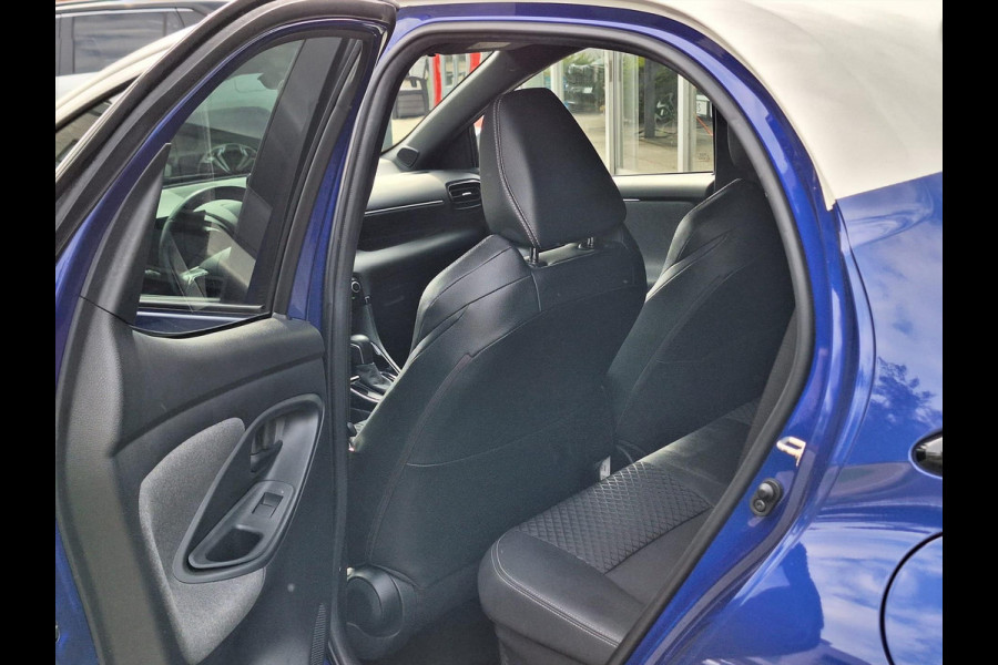 Toyota Yaris 1.5 Hybrid Style Bi-Tone | 17 inch, Stoelverwarming, Half Leer, Keyless, Privcay Glass, Apple CarPlay/Android auto