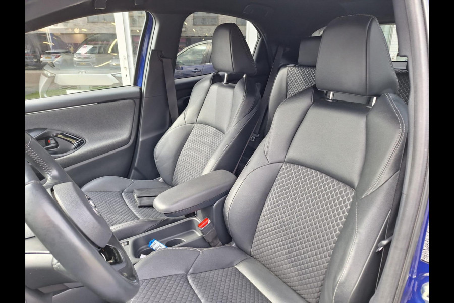 Toyota Yaris 1.5 Hybrid Style Bi-Tone | 17 inch, Stoelverwarming, Half Leer, Keyless, Privcay Glass, Apple CarPlay/Android auto
