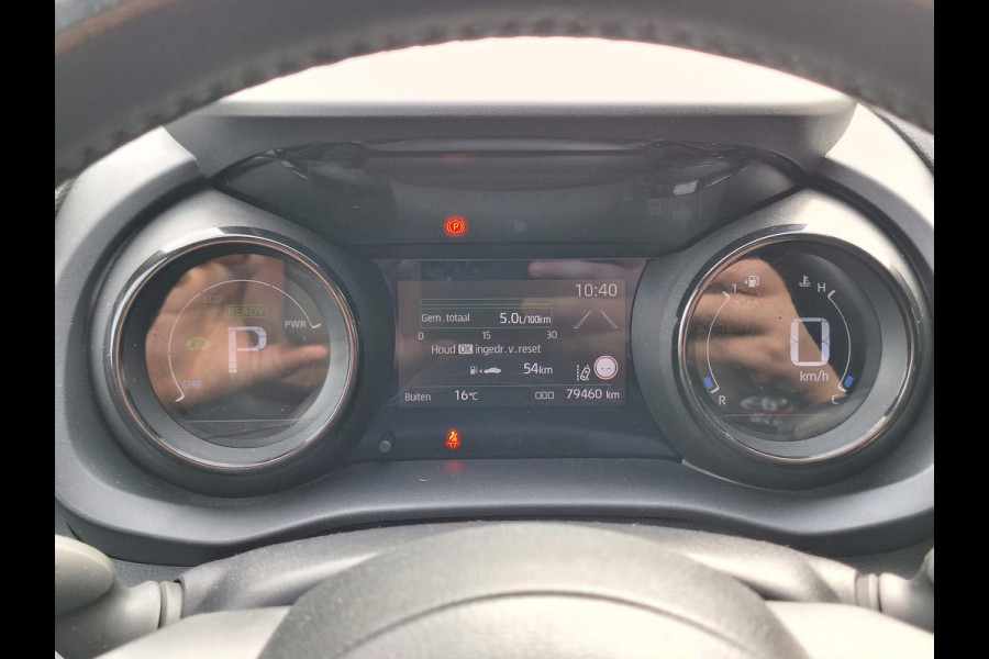 Toyota Yaris 1.5 Hybrid Style Bi-Tone | 17 inch, Stoelverwarming, Half Leer, Keyless, Privcay Glass, Apple CarPlay/Android auto
