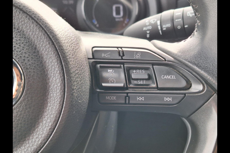 Toyota Yaris 1.5 Hybrid Style Bi-Tone | 17 inch, Stoelverwarming, Half Leer, Keyless, Privcay Glass, Apple CarPlay/Android auto
