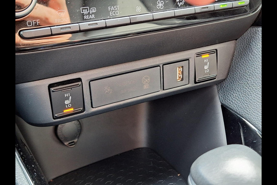 Toyota Yaris 1.5 Hybrid Style Bi-Tone | 17 inch, Stoelverwarming, Half Leer, Keyless, Privcay Glass, Apple CarPlay/Android auto