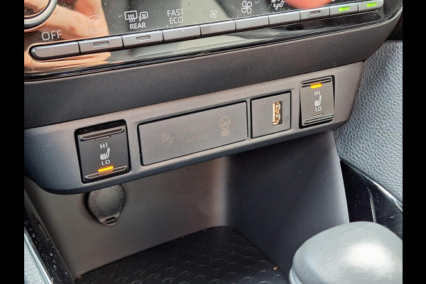 Toyota Yaris 1.5 Hybrid Style Bi-Tone | 17 inch, Stoelverwarming, Half Leer, Keyless, Privcay Glass, Apple CarPlay/Android auto