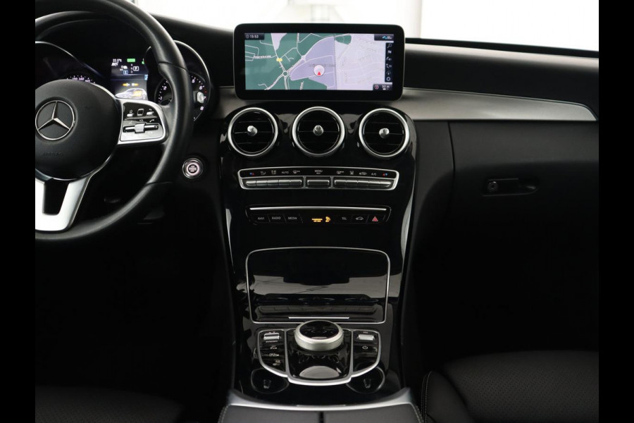 Mercedes-Benz C-Klasse 300e Avantgarde | Trekhaak | Adaptive cruise | Leder | Stoelverwarming | Carplay | Park Assist | Camera | Navigatie | Full LED