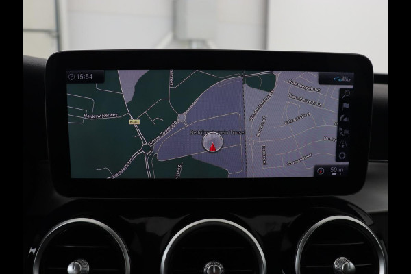 Mercedes-Benz C-Klasse 300e Avantgarde | Trekhaak | Adaptive cruise | Leder | Stoelverwarming | Carplay | Park Assist | Camera | Navigatie | Full LED