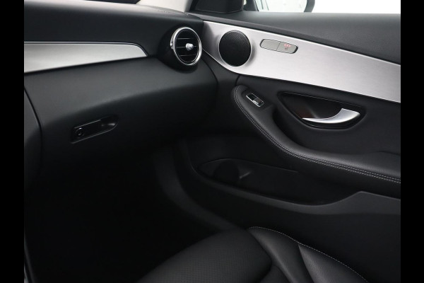 Mercedes-Benz C-Klasse 300e Avantgarde | Trekhaak | Adaptive cruise | Leder | Stoelverwarming | Carplay | Park Assist | Camera | Navigatie | Full LED