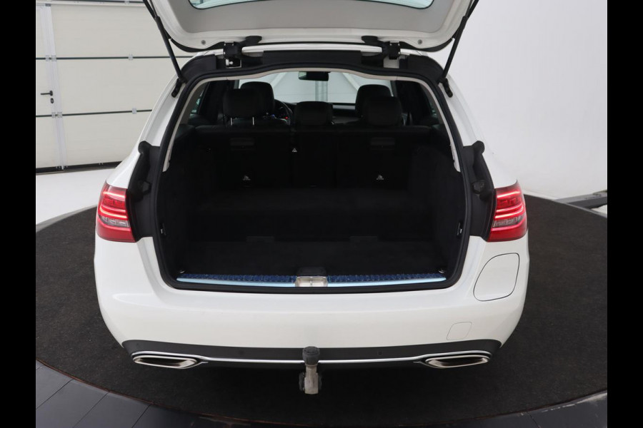 Mercedes-Benz C-Klasse 300e Avantgarde | Trekhaak | Adaptive cruise | Leder | Stoelverwarming | Carplay | Park Assist | Camera | Navigatie | Full LED