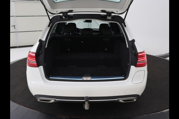 Mercedes-Benz C-Klasse 300e Avantgarde | Trekhaak | Adaptive cruise | Leder | Stoelverwarming | Carplay | Park Assist | Camera | Navigatie | Full LED