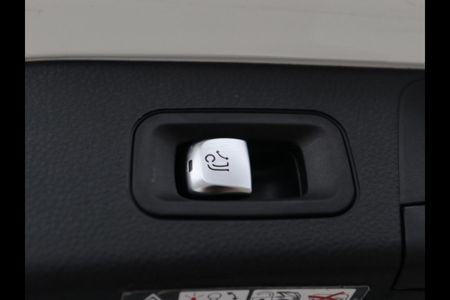 Mercedes-Benz C-Klasse 300e Avantgarde | Trekhaak | Adaptive cruise | Leder | Stoelverwarming | Carplay | Park Assist | Camera | Navigatie | Full LED