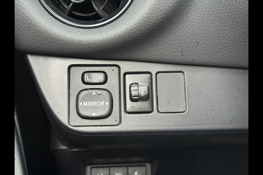 Toyota Yaris 1.5 Hybrid Dynamic | Navigatie, Stoelverwarming, Lichtmetalen velgen, Climate control, Parkeercamera, Safety Sense