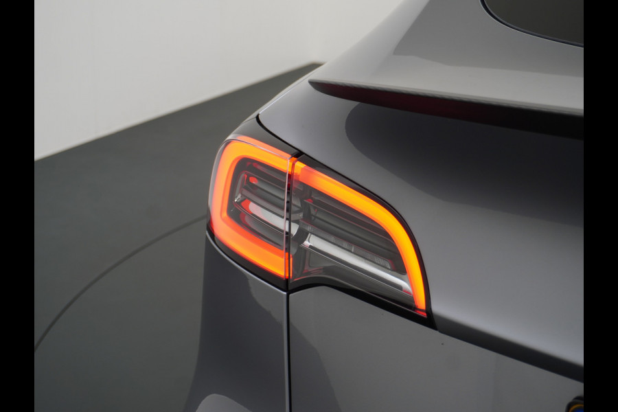 Tesla Model Y Performance 534pk 0-100 3,8 sec. AWD 78,1kWh Warmtepomp 21"Lmv FSD-Comp.3 AutoPilot Carbon-Spoiler Elekr.Achterklep AMD Ryzen-pr 3x Camera Navi Led ACC DAB Keyless en Interieur Pre-Heat/Cooling via App One-Pedal-Drive Rode Remklauwen Garantie op Accu 14-02-2032 max. 192.000km max. 250Kw laadvermogen 1.600KG Trekvermogen!