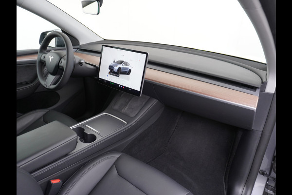 Tesla Model Y Performance 534pk 0-100 3,8 sec. AWD 78,1kWh Warmtepomp 21"Lmv FSD-Comp.3 AutoPilot Carbon-Spoiler Elekr.Achterklep AMD Ryzen-pr 3x Camera Navi Led ACC DAB Keyless en Interieur Pre-Heat/Cooling via App One-Pedal-Drive Rode Remklauwen Garantie op Accu 14-02-2032 max. 192.000km max. 250Kw laadvermogen 1.600KG Trekvermogen!