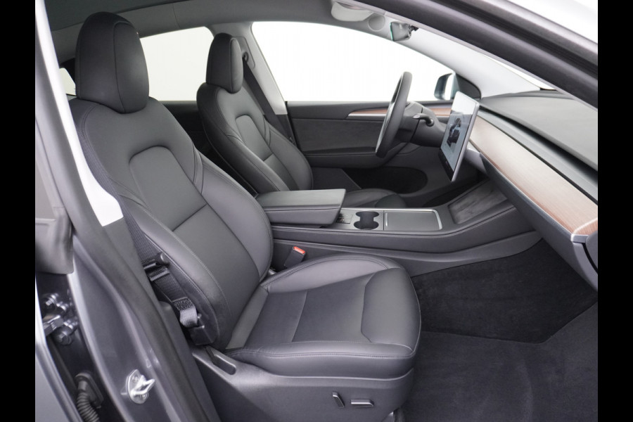 Tesla Model Y Performance 534pk 0-100 3,8 sec. AWD 78,1kWh Warmtepomp 21"Lmv FSD-Comp.3 AutoPilot Carbon-Spoiler Elekr.Achterklep AMD Ryzen-pr 3x Camera Navi Led ACC DAB Keyless en Interieur Pre-Heat/Cooling via App One-Pedal-Drive Rode Remklauwen Garantie op Accu 14-02-2032 max. 192.000km max. 250Kw laadvermogen 1.600KG Trekvermogen!