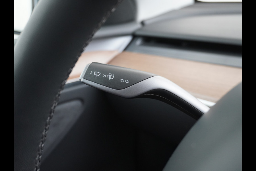 Tesla Model Y Performance 534pk 0-100 3,8 sec. AWD 78,1kWh Warmtepomp 21"Lmv FSD-Comp.3 AutoPilot Carbon-Spoiler Elekr.Achterklep AMD Ryzen-pr 3x Camera Navi Led ACC DAB Keyless en Interieur Pre-Heat/Cooling via App One-Pedal-Drive Rode Remklauwen Garantie op Accu 14-02-2032 max. 192.000km max. 250Kw laadvermogen 1.600KG Trekvermogen!