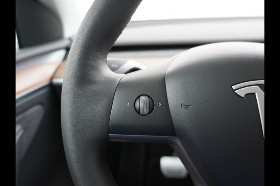 Tesla Model Y Performance 534pk 0-100 3,8 sec. AWD 78,1kWh Warmtepomp 21"Lmv FSD-Comp.3 AutoPilot Carbon-Spoiler Elekr.Achterklep AMD Ryzen-pr 3x Camera Navi Led ACC DAB Keyless en Interieur Pre-Heat/Cooling via App One-Pedal-Drive Rode Remklauwen Garantie op Accu 14-02-2032 max. 192.000km max. 250Kw laadvermogen 1.600KG Trekvermogen!