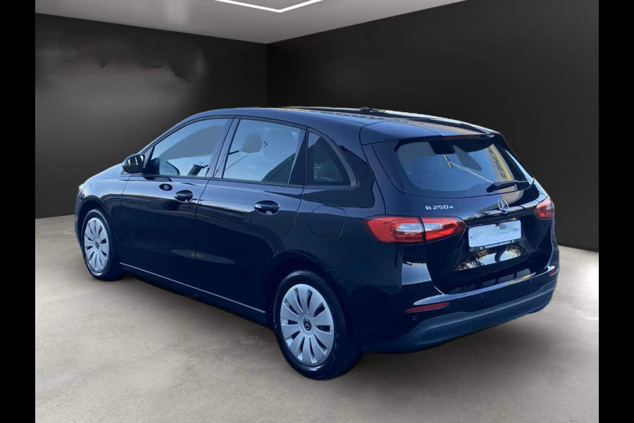 Mercedes-Benz B-Klasse 250 e Business ** APPLE/ANDROID - NAVI - HALF-LEDER - SPOORASS - CRUISE ** 1e EIG - UNFALLFREI ** ** INFORMEER OOK NAAR ONZE AANTREKKELIJKE FINANCIAL-LEASE TARIEVEN **