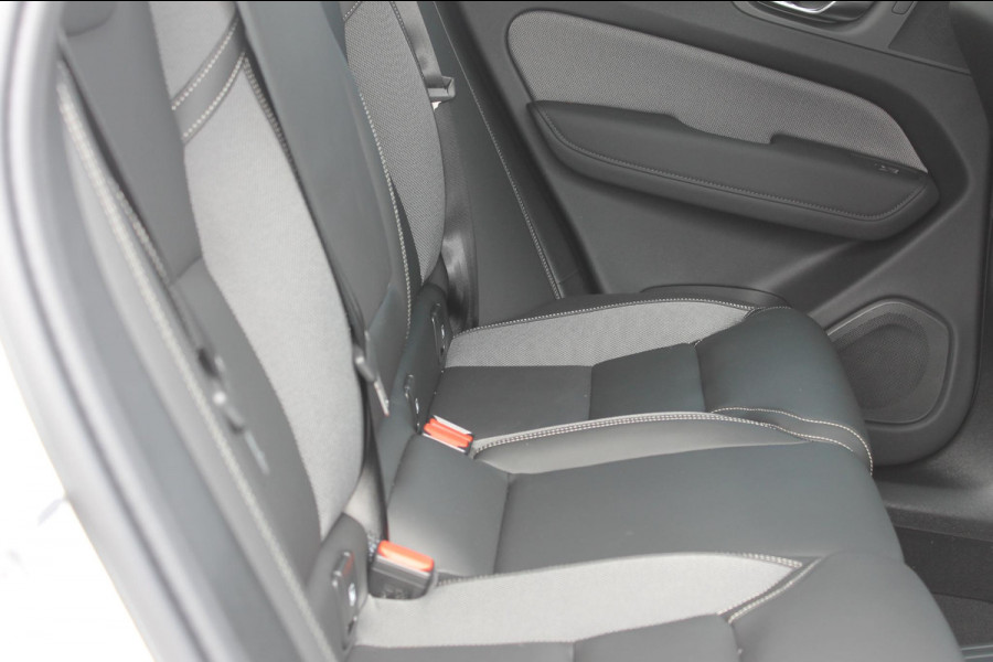 Volvo XC60 T6 350PK FACELIFT 2026 AWD Plus Black Edition FACELIFT 2026 / Panoramisch schuif-kanteldak / Harman Kardon Audio  / 21" lichtmetalen velgen / Head-Up Display / 360graden camera