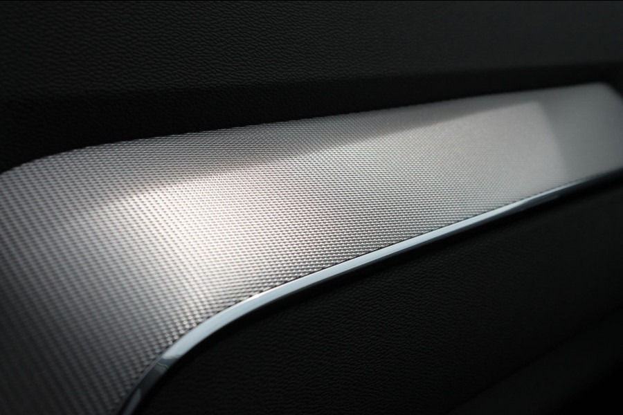 Volvo XC60 T6 350PK FACELIFT 2026 AWD Plus Black Edition FACELIFT 2026 / Panoramisch schuif-kanteldak / Harman Kardon Audio  / 21" lichtmetalen velgen / Head-Up Display / 360graden camera