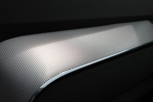 Volvo XC60 T6 350PK FACELIFT 2026 AWD Plus Black Edition FACELIFT 2026 / Panoramisch schuif-kanteldak / Harman Kardon Audio  / 21" lichtmetalen velgen / Head-Up Display / 360graden camera