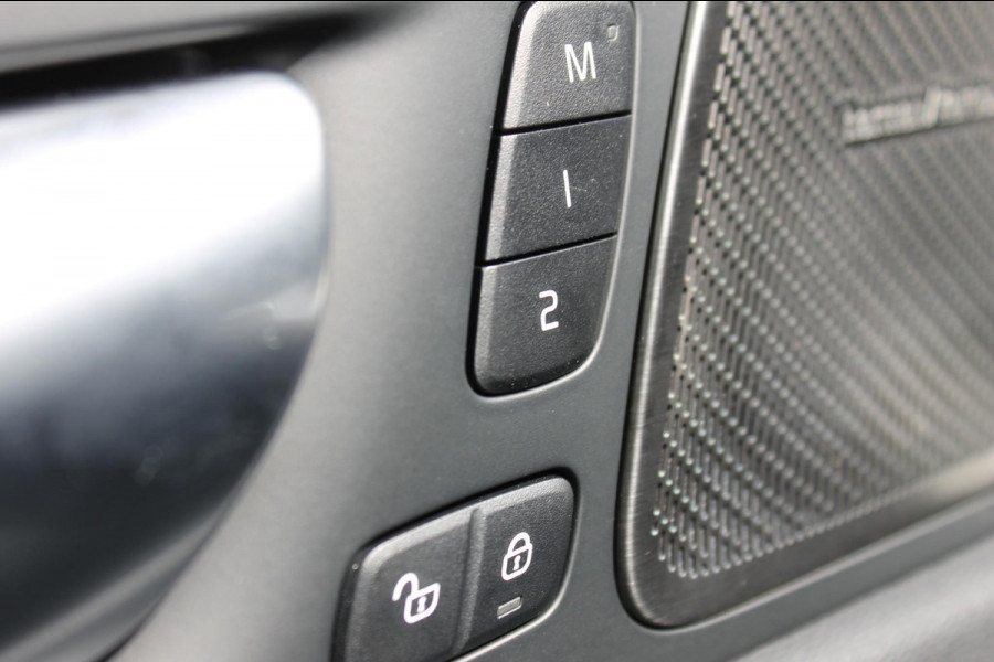 Volvo XC60 T6 350PK FACELIFT 2026 AWD Plus Black Edition FACELIFT 2026 / Panoramisch schuif-kanteldak / Harman Kardon Audio  / 21" lichtmetalen velgen / Head-Up Display / 360graden camera