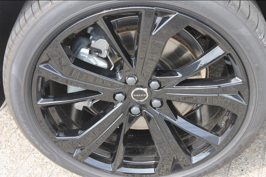 Volvo XC60 T6 350PK FACELIFT 2026 AWD Plus Black Edition FACELIFT 2026 / Panoramisch schuif-kanteldak / Harman Kardon Audio  / 21" lichtmetalen velgen / Head-Up Display / 360graden camera