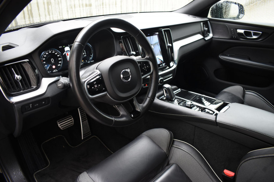 Volvo V60 T6 340PK Automaat Plug-in hybrid AWD R-Design / Panoramadak / Stoelverwarming / Stuurverwarming / 360 Camera / Sportstoelen, Elektrisch met geheugen / Head-up Display / Harman Kardon / Cruise control