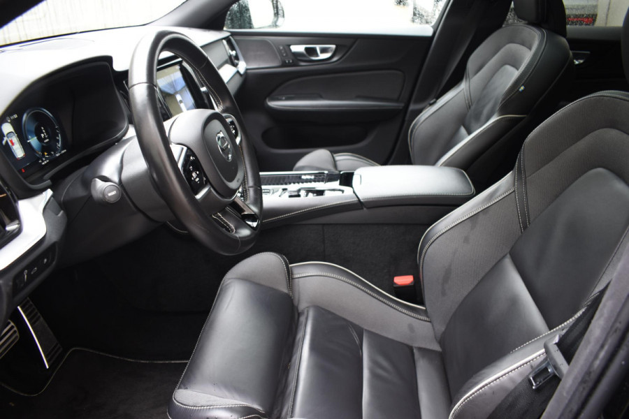 Volvo V60 T6 340PK Automaat Plug-in hybrid AWD R-Design / Panoramadak / Stoelverwarming / Stuurverwarming / 360 Camera / Sportstoelen, Elektrisch met geheugen / Head-up Display / Harman Kardon / Cruise control