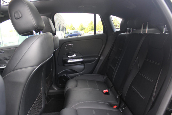 Mercedes-Benz GLA 250e 218PK BUSINESS SOLUTION AMG LIMITED | SFEER VERLICHTING | PANORAMISCH SCHUIF/KANTEL DAK | BURMESTER PREMIUM AUDIO | VERWARMDE VOORSTOELEN | MULTIBEAM LED KOPLAMPEN | APPLE CARPLAY/ANDROID AUTO | 360˚ CAMERA | DODEHOEK DETECTIE | ELEKTRISCH BEDIENBARE ACHTERKLEP | KEYLESS ENTRY/START | DRAADLOZE TELEFOONLADER | NIGHT PAKKET | 20" LICHTMETALEN VELGEN | ZWARTE HEMELBEKLEDING |