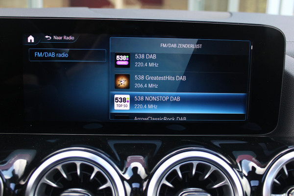 Mercedes-Benz GLA 250e 218PK BUSINESS SOLUTION AMG LIMITED | SFEER VERLICHTING | PANORAMISCH SCHUIF/KANTEL DAK | BURMESTER PREMIUM AUDIO | VERWARMDE VOORSTOELEN | MULTIBEAM LED KOPLAMPEN | APPLE CARPLAY/ANDROID AUTO | 360˚ CAMERA | DODEHOEK DETECTIE | ELEKTRISCH BEDIENBARE ACHTERKLEP | KEYLESS ENTRY/START | DRAADLOZE TELEFOONLADER | NIGHT PAKKET | 20" LICHTMETALEN VELGEN | ZWARTE HEMELBEKLEDING |