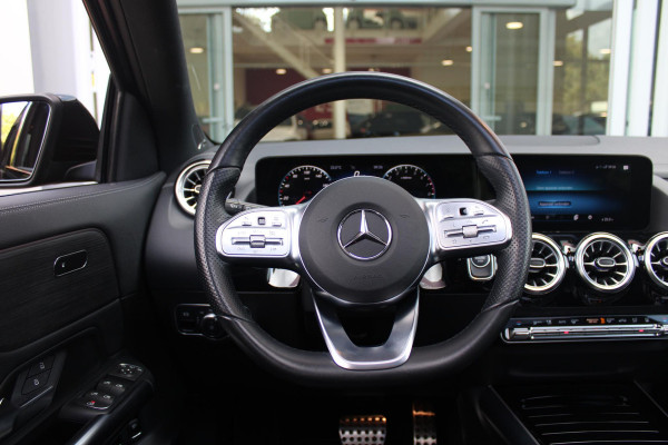 Mercedes-Benz GLA 250e 218PK BUSINESS SOLUTION AMG LIMITED | SFEER VERLICHTING | PANORAMISCH SCHUIF/KANTEL DAK | BURMESTER PREMIUM AUDIO | VERWARMDE VOORSTOELEN | MULTIBEAM LED KOPLAMPEN | APPLE CARPLAY/ANDROID AUTO | 360˚ CAMERA | DODEHOEK DETECTIE | ELEKTRISCH BEDIENBARE ACHTERKLEP | KEYLESS ENTRY/START | DRAADLOZE TELEFOONLADER | NIGHT PAKKET | 20" LICHTMETALEN VELGEN | ZWARTE HEMELBEKLEDING |