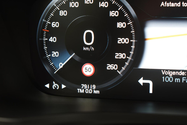 Volvo V60 T6 340PK Automaat Plug-in hybrid AWD R-Design / Panoramadak / Stoelverwarming / Stuurverwarming / 360 Camera / Sportstoelen, Elektrisch met geheugen / Head-up Display / Harman Kardon / Cruise control