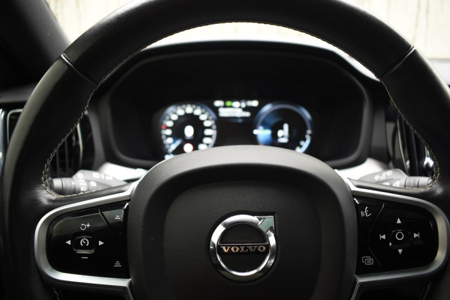 Volvo V60 T6 340PK Automaat Plug-in hybrid AWD R-Design / Panoramadak / Stoelverwarming / Stuurverwarming / 360 Camera / Sportstoelen, Elektrisch met geheugen / Head-up Display / Harman Kardon / Cruise control