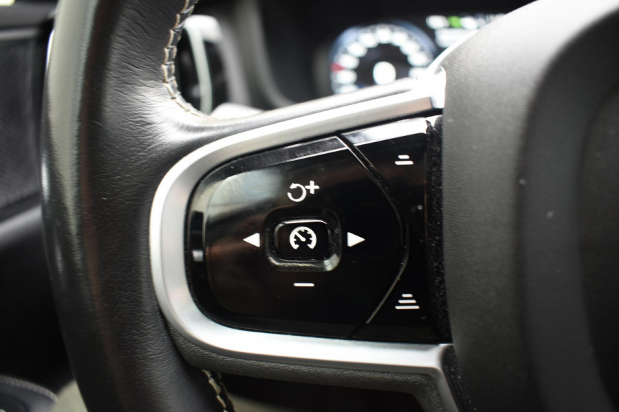 Volvo V60 T6 340PK Automaat Plug-in hybrid AWD R-Design / Panoramadak / Stoelverwarming / Stuurverwarming / 360 Camera / Sportstoelen, Elektrisch met geheugen / Head-up Display / Harman Kardon / Cruise control