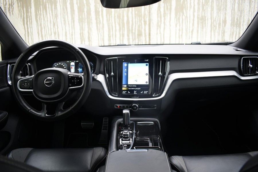 Volvo V60 T6 340PK Automaat Plug-in hybrid AWD R-Design / Panoramadak / Stoelverwarming / Stuurverwarming / 360 Camera / Sportstoelen, Elektrisch met geheugen / Head-up Display / Harman Kardon / Cruise control