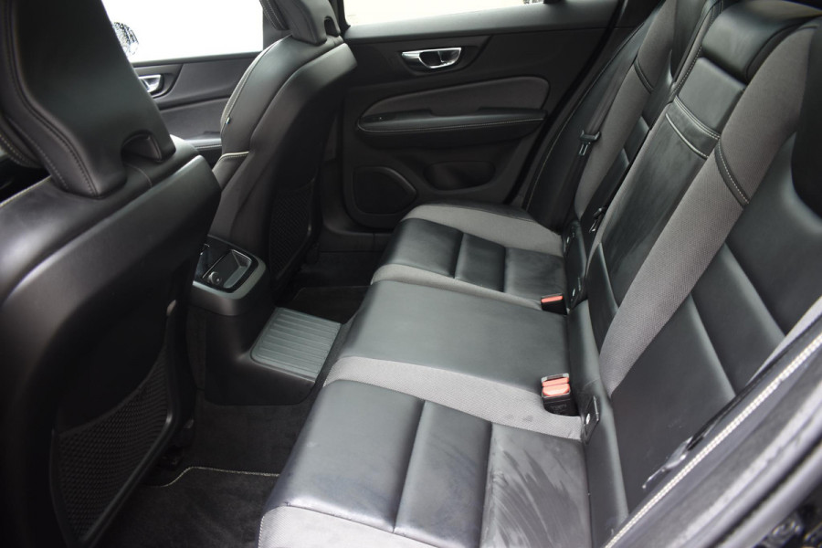 Volvo V60 T6 340PK Automaat Plug-in hybrid AWD R-Design / Panoramadak / Stoelverwarming / Stuurverwarming / 360 Camera / Sportstoelen, Elektrisch met geheugen / Head-up Display / Harman Kardon / Cruise control