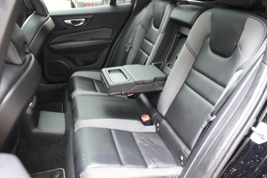 Volvo V60 T6 340PK Automaat Plug-in hybrid AWD R-Design / Panoramadak / Stoelverwarming / Stuurverwarming / 360 Camera / Sportstoelen, Elektrisch met geheugen / Head-up Display / Harman Kardon / Cruise control