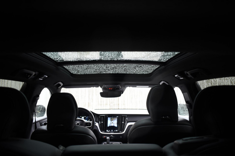 Volvo V60 T6 340PK Automaat Plug-in hybrid AWD R-Design / Panoramadak / Stoelverwarming / Stuurverwarming / 360 Camera / Sportstoelen, Elektrisch met geheugen / Head-up Display / Harman Kardon / Cruise control
