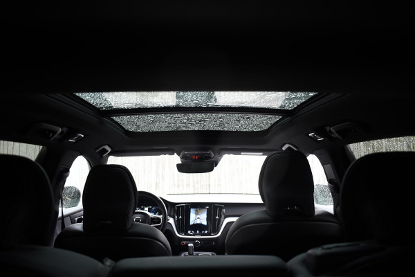 Volvo V60 T6 340PK Automaat Plug-in hybrid AWD R-Design / Panoramadak / Stoelverwarming / Stuurverwarming / 360 Camera / Sportstoelen, Elektrisch met geheugen / Head-up Display / Harman Kardon / Cruise control