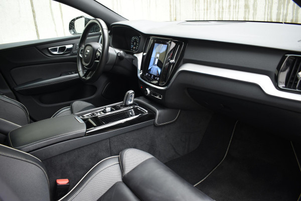 Volvo V60 T6 340PK Automaat Plug-in hybrid AWD R-Design / Panoramadak / Stoelverwarming / Stuurverwarming / 360 Camera / Sportstoelen, Elektrisch met geheugen / Head-up Display / Harman Kardon / Cruise control