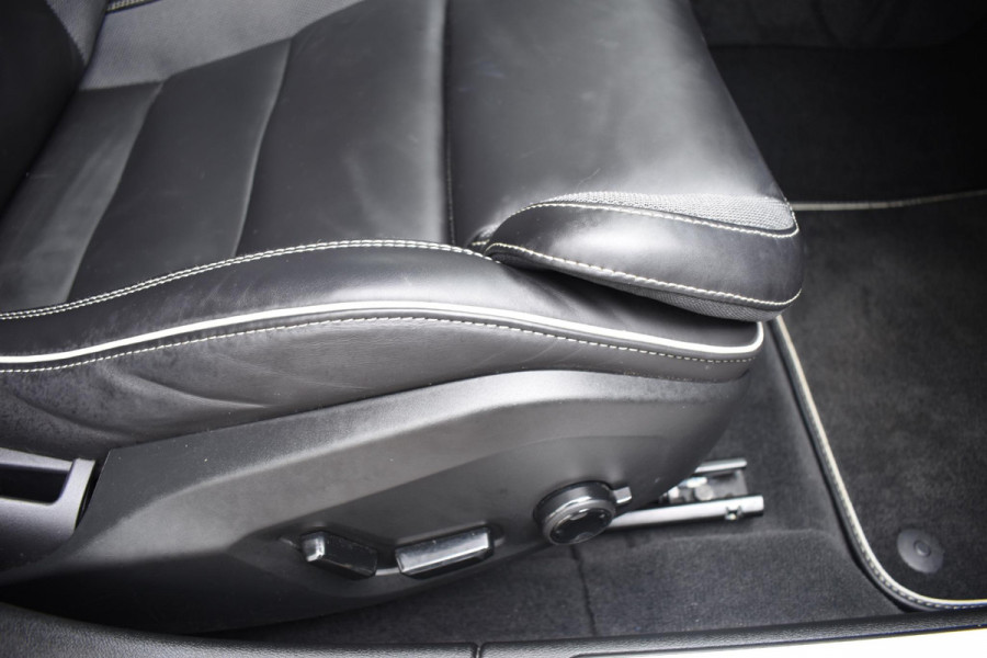 Volvo V60 T6 340PK Automaat Plug-in hybrid AWD R-Design / Panoramadak / Stoelverwarming / Stuurverwarming / 360 Camera / Sportstoelen, Elektrisch met geheugen / Head-up Display / Harman Kardon / Cruise control