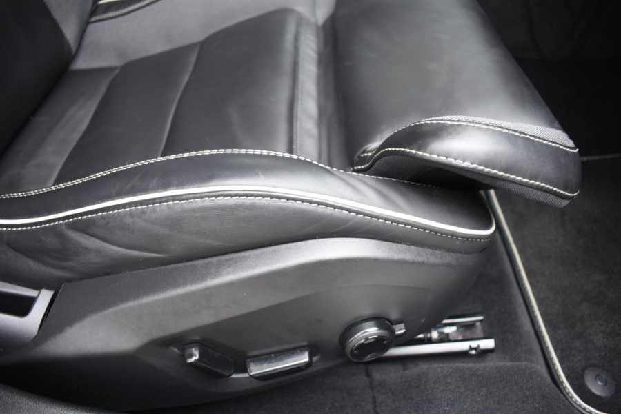Volvo V60 T6 340PK Automaat Plug-in hybrid AWD R-Design / Panoramadak / Stoelverwarming / Stuurverwarming / 360 Camera / Sportstoelen, Elektrisch met geheugen / Head-up Display / Harman Kardon / Cruise control