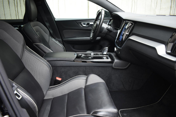 Volvo V60 T6 340PK Automaat Plug-in hybrid AWD R-Design / Panoramadak / Stoelverwarming / Stuurverwarming / 360 Camera / Sportstoelen, Elektrisch met geheugen / Head-up Display / Harman Kardon / Cruise control