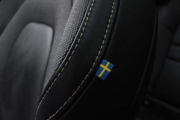 Volvo V60 T6 340PK Automaat Plug-in hybrid AWD R-Design / Panoramadak / Stoelverwarming / Stuurverwarming / 360 Camera / Sportstoelen, Elektrisch met geheugen / Head-up Display / Harman Kardon / Cruise control