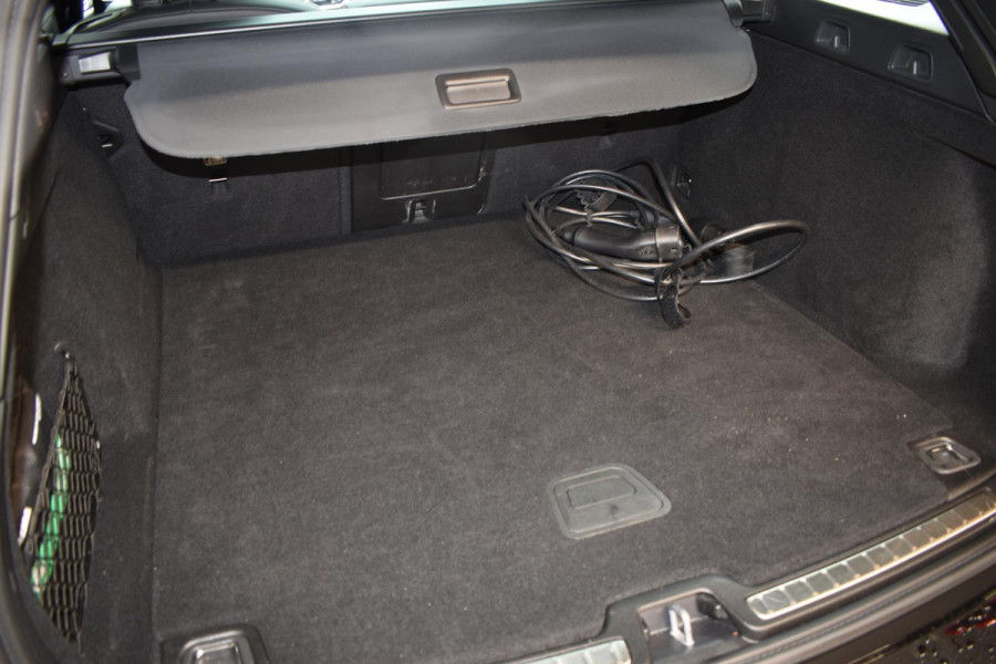 Volvo V60 T6 340PK Automaat Plug-in hybrid AWD R-Design / Panoramadak / Stoelverwarming / Stuurverwarming / 360 Camera / Sportstoelen, Elektrisch met geheugen / Head-up Display / Harman Kardon / Cruise control