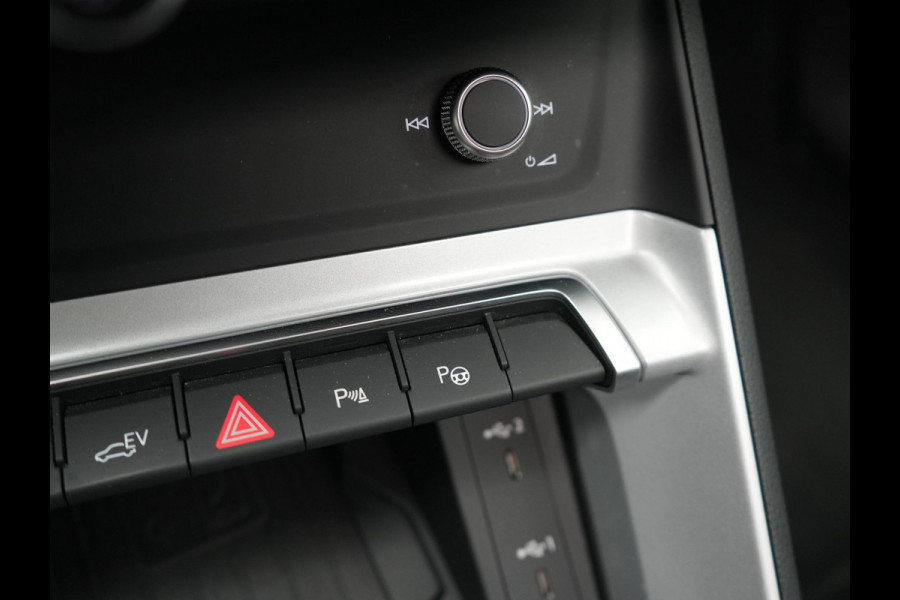 Audi Q3 Sportback 45 TFSI e S Line Plug In Hybrid 245pk PHEV | Trekhaak af Fabriek | Panodak | Adaptive Cruise | 20"L.M | Apple Carplay | Virtual | Sportstoelen Verwarmd | Camera | Navi |
