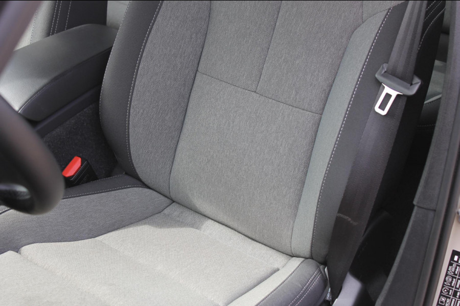 Volvo XC40 B4 211PK Automaat Plus Dark Google infotainment / Adaptieve Cruise Control / Trekhaak / Parkeersensoren met parkeercamera achter / Verwarmbare voorruit / Blis /