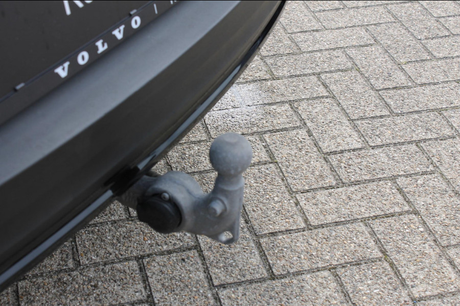 Volvo XC40 B4 211PK Automaat Plus Dark Google infotainment / Adaptieve Cruise Control / Trekhaak / Parkeersensoren met parkeercamera achter / Verwarmbare voorruit / Blis /