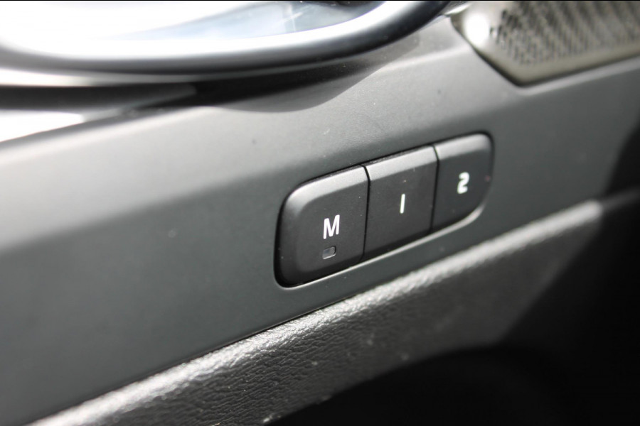 Volvo XC40 B4 211PK Automaat Plus Dark Google infotainment / Adaptieve Cruise Control / Trekhaak / Parkeersensoren met parkeercamera achter / Verwarmbare voorruit / Blis /